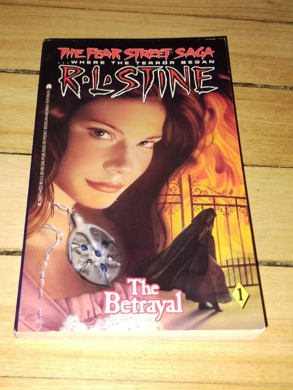 The Fear Street Saga: The Betrayal (R.L. Stine) Paperback